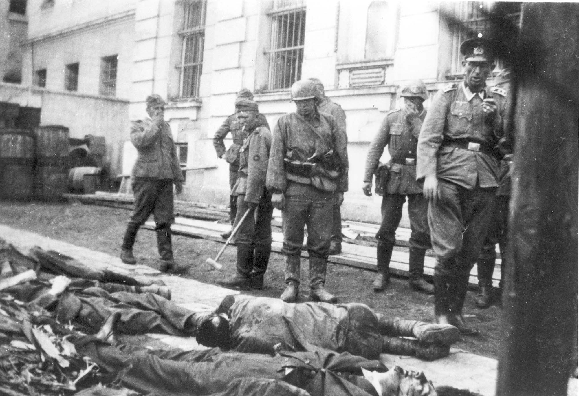 German soldiers examining the bodies of pogrom victims in Tarnopol, July 1941